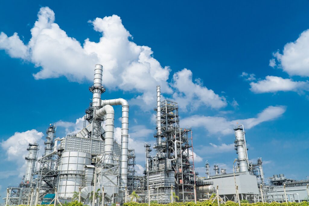 Industrierohrsystem bei klarem Himmel | Schnellkupplung