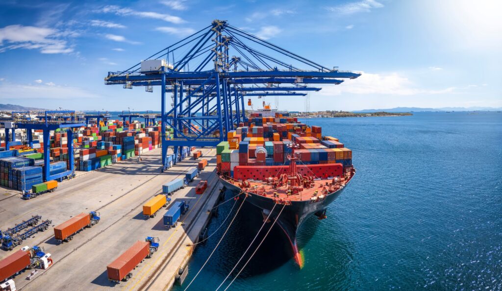 Containerterminal mit modernen Verladekränen und Containerschiff im Hafenbetrieb – Symbolbild für Digitalisierung Hafen