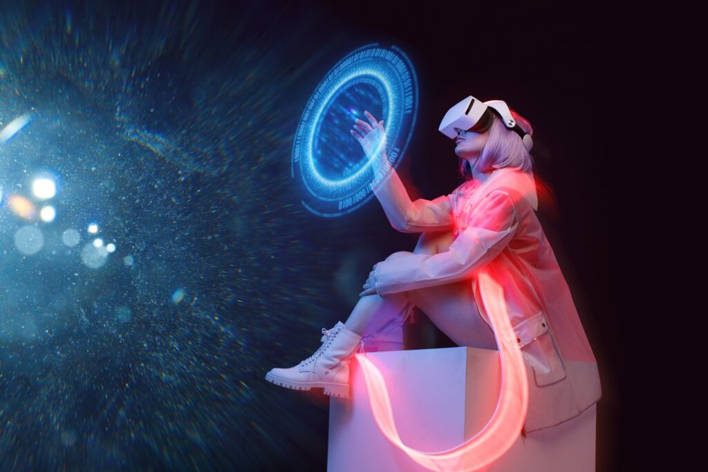 Frau mit VR-Brille interagiert mit holografischem Interface | Palworld Server